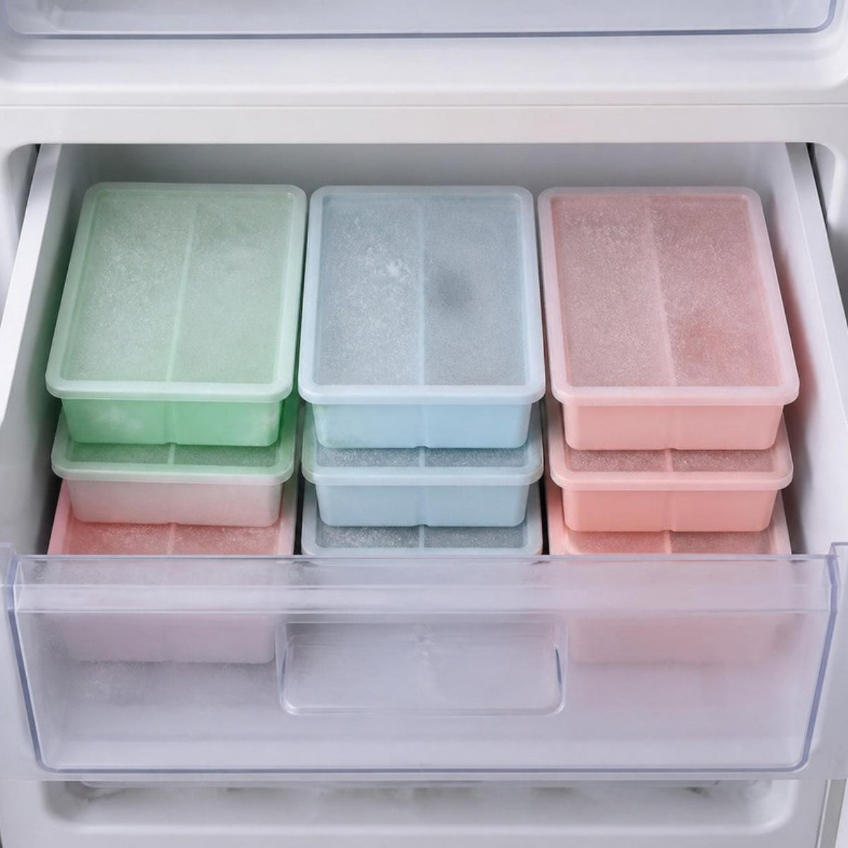 Formas empilhadas economizando espaço no freezer