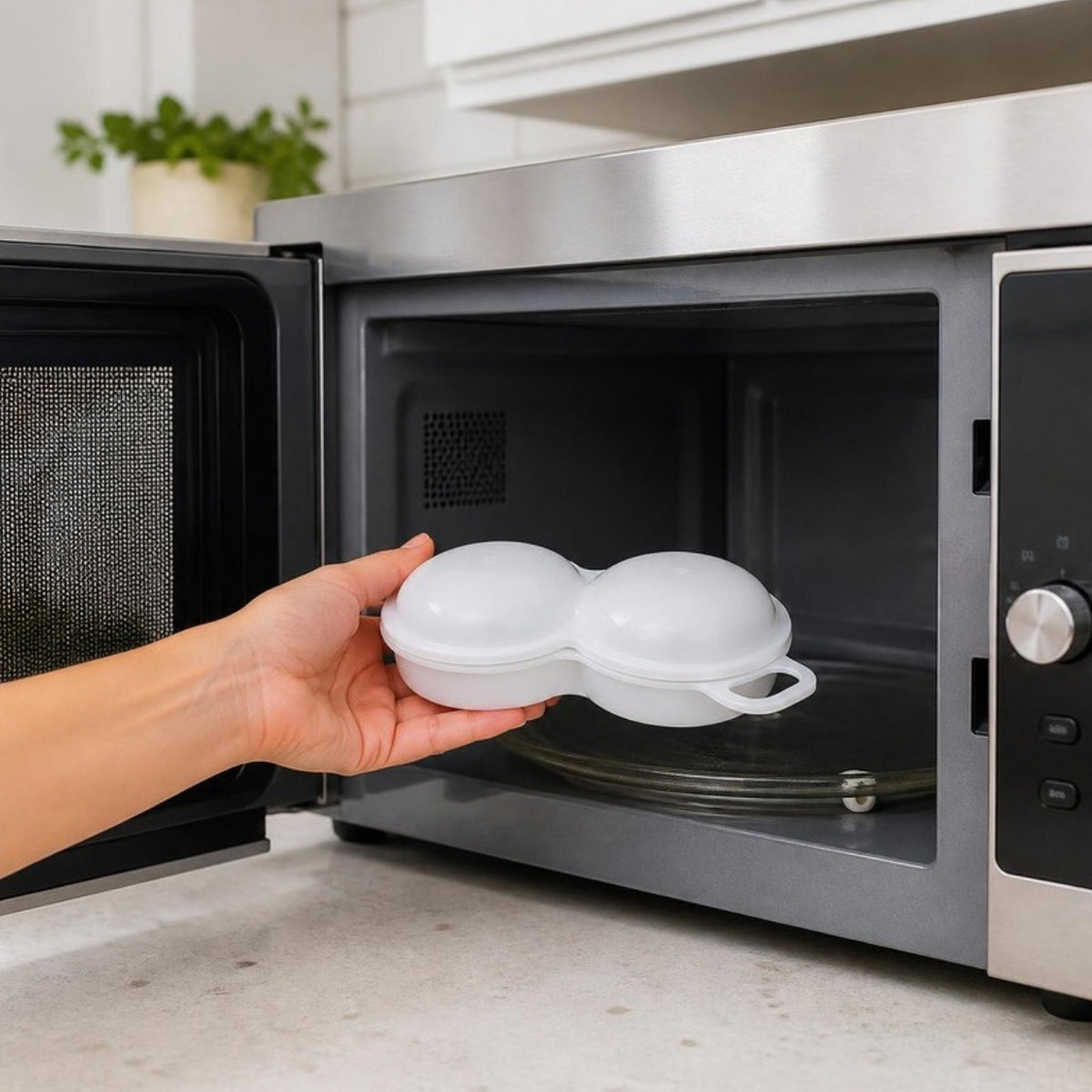 Cozedor de Ovos em uso no micro-ondas