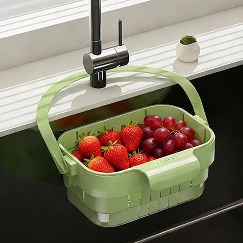 Cesta verde pendurada na torneira com frutas