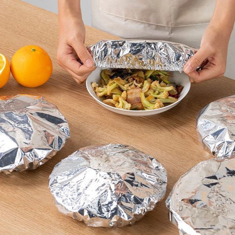 Protetor de alimentos cobrindo pratos