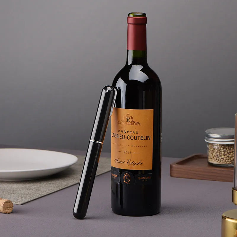 Abridor de vinho por pressão ao lado da garrafa