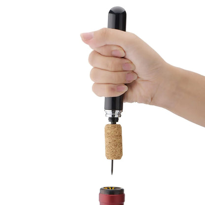 Agulha perfurando a rolha do vinho