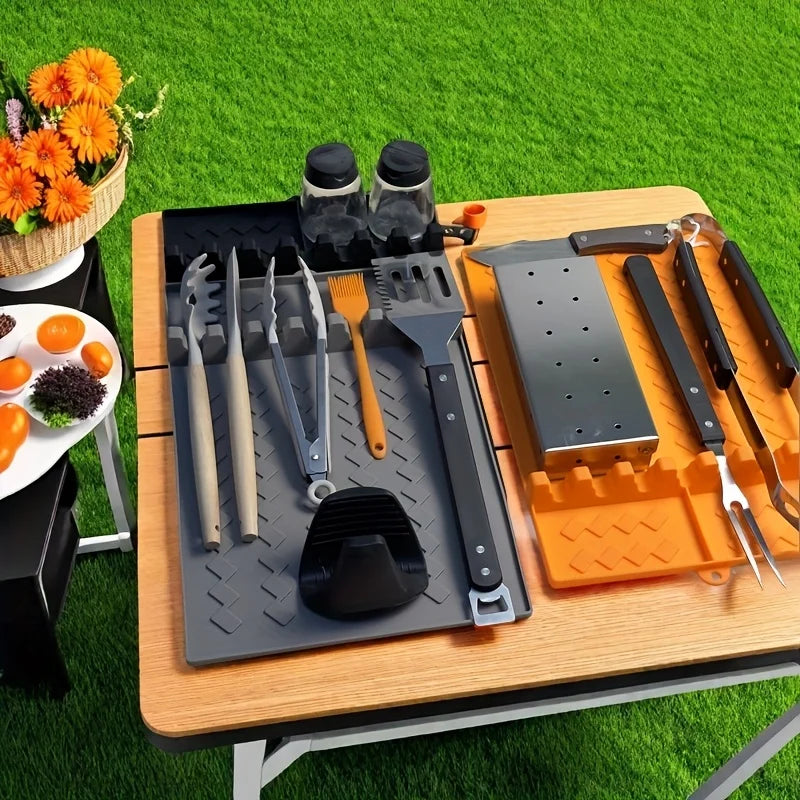 Suporte Grill Prático - na mesa com utensílios de churrasco