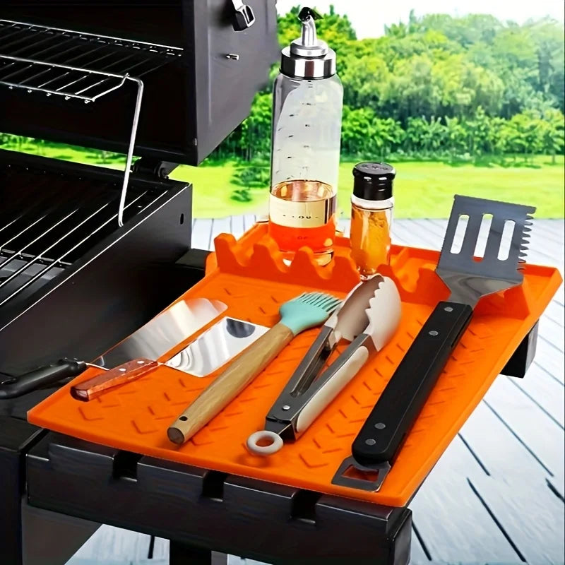 Suporte Grill Prático - na churrasqueira com utensílios