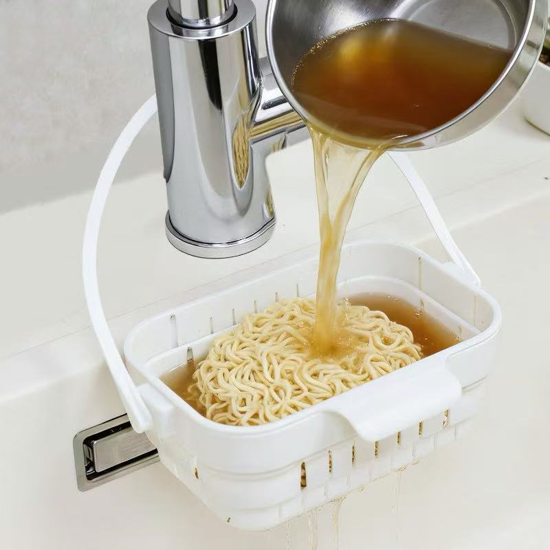 Escorrendo macarrão na cesta coadora branca