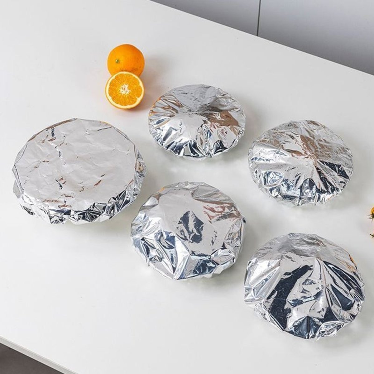 Protetor de alimentos - pratos cobertos na mesa